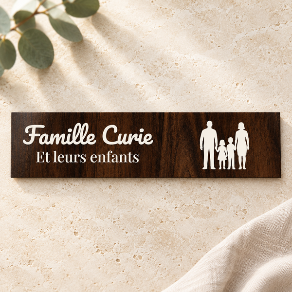 Plaque boîte aux lettres personnalisée aspect cerisier gravée Famille Curie avec silhouettes de famille