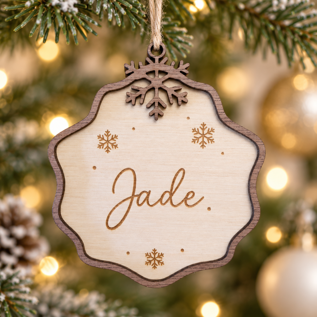 Boule de Noël personnalisée en bois – Médaillon flocon